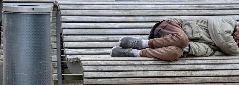 Persona durmiendo en un banco, en una imagen de archivo que no corresponde al municipio/Multimedia.